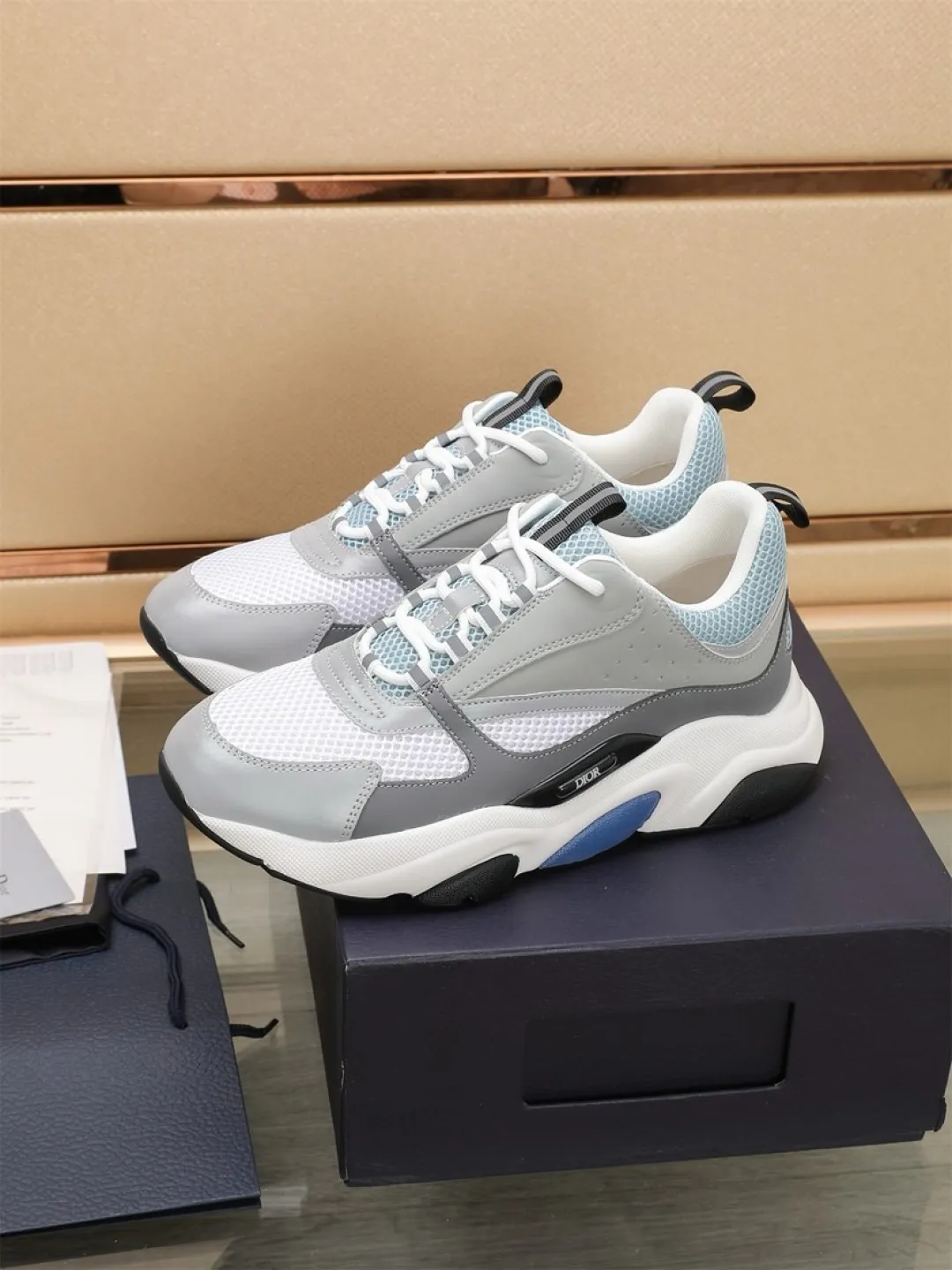 Men's shoes 💰P460💰【Dior】Dior✨ is online at the same time👏 This casual sneaker is a new product in the series and continues Di*r's classic style. The upper is made of original mesh and cow leather, with a two-color textured outsole, and the brand's iconic details on the rear collar and heel to enhance the style. Fashionable and versatile. Wear it with jeans or slacks for a casual look. Size: 38-44 (45 customized)